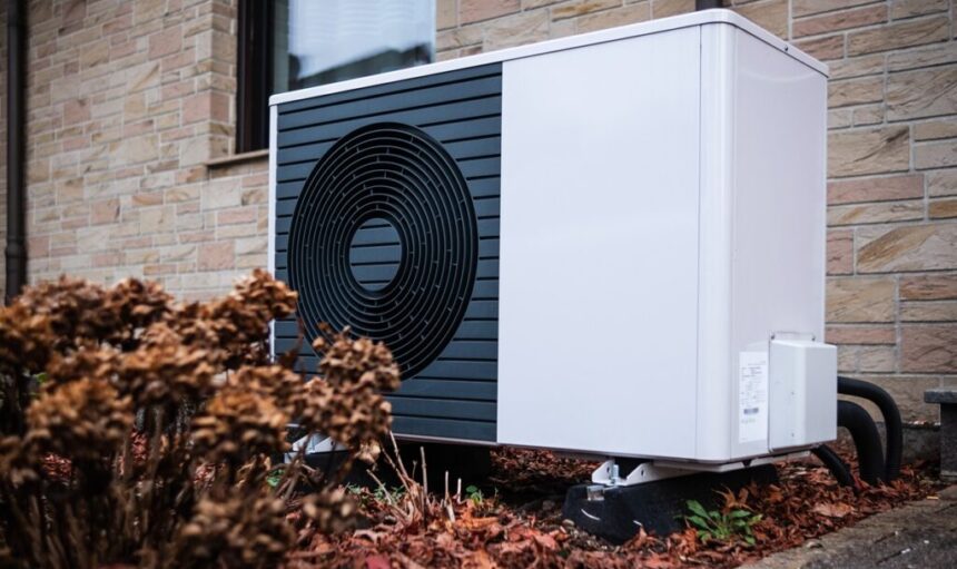 Wärmepumpe an einem Einfamilienhaus in Düsseldorf